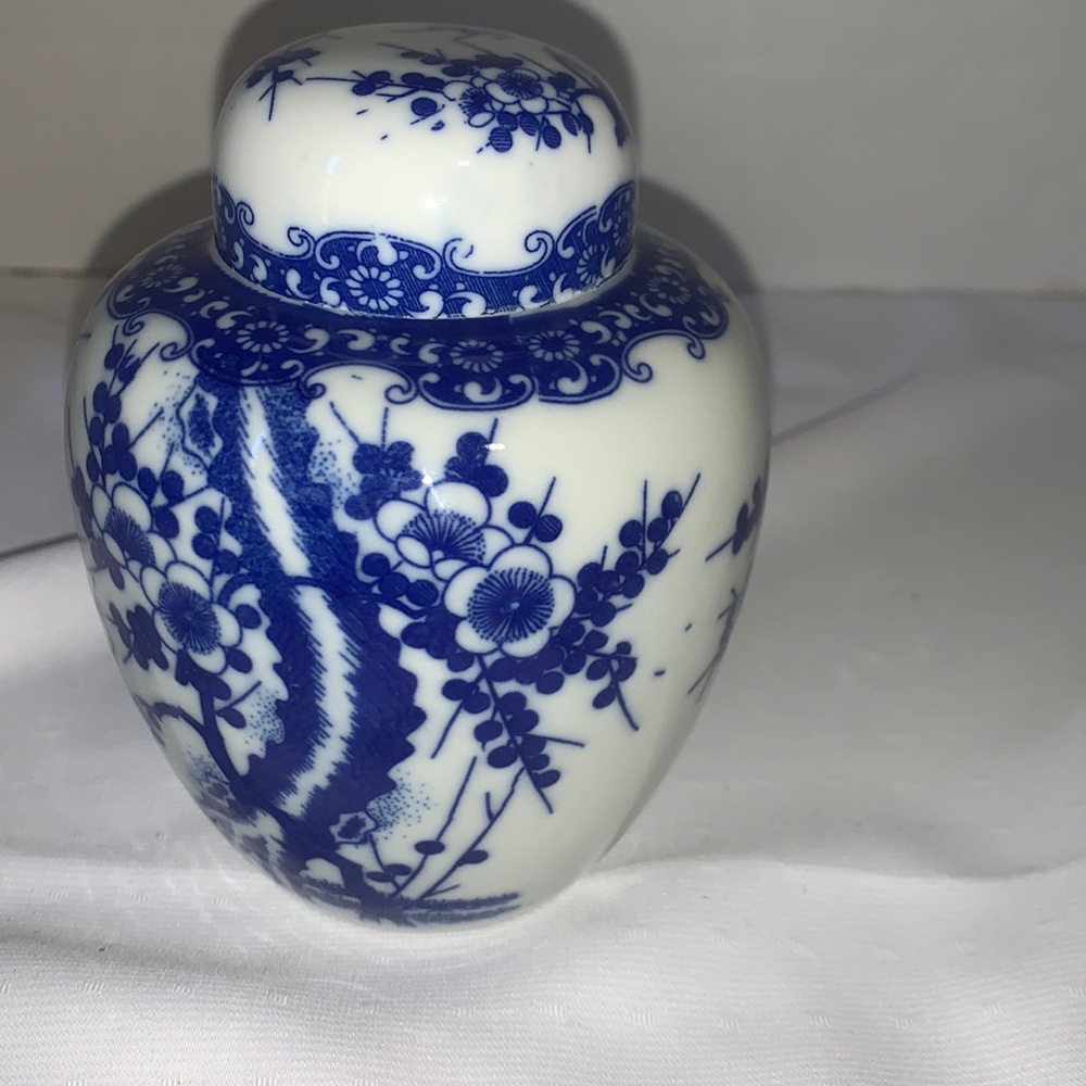 Ginger jar /blue jar/ Chinese cherry blossom jar